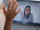 Casal sorrindo em videochamada, ilustrando o amor digital em 2025 com conexão real.