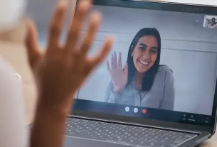 Casal sorrindo em videochamada, ilustrando o amor digital em 2025 com conexão real.