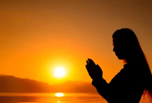 Clara orando ao pôr do sol em cena inspiradora de A Jornada do Impossível, filme sobre fé 2025.