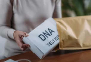 Mulher abrindo kit de teste de DNA emocional Genera para autoconhecimento em 2025
