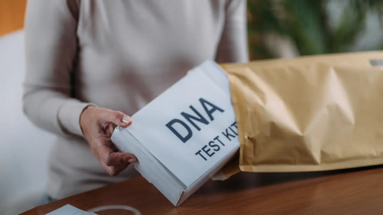 Mulher abrindo kit de teste de DNA emocional Genera para autoconhecimento em 2025