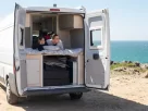 Motorhome solar estacionado em uma praia ensolarada do Nordeste brasileiro