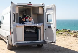 Motorhome solar estacionado em uma praia ensolarada do Nordeste brasileiro