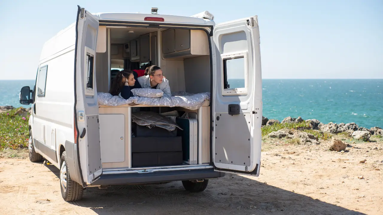 Motorhome solar estacionado em uma praia ensolarada do Nordeste brasileiro