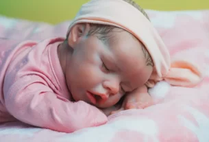 Bebê reborn preço acessível com detalhes hiper-realistas