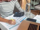 Microempreendedor individual sentado em frente ao computador, organizando finanças para a Declaração MEI 2025