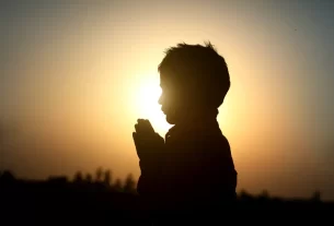 Pessoa meditando em um ambiente tranquilo ao amanhecer, praticando 7 minutos com Deus para um dia equilibrado.