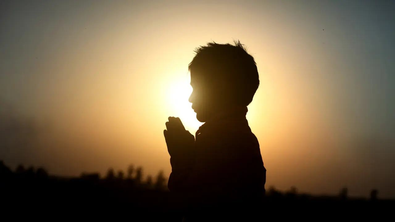 Pessoa meditando em um ambiente tranquilo ao amanhecer, praticando 7 minutos com Deus para um dia equilibrado.