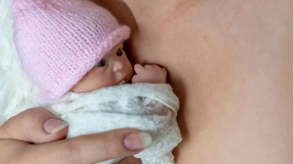 Bebê reborn usado em terapia emocional.