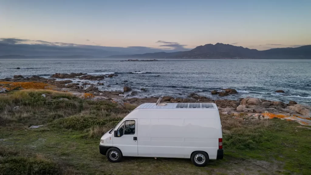 Painéis solares instalados no teto de um motorhome, prontos para gerar energia limpa.