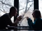 Casal sorrindo em café, representando sucesso nos apps de amor em 2025
