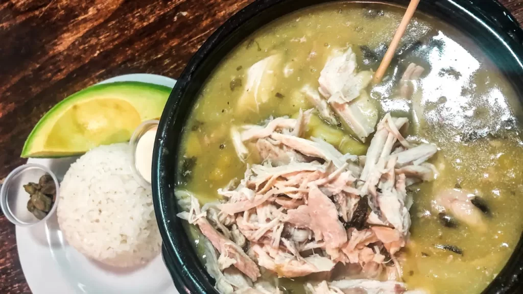 Prato típico colorido comprado em mercado local, perfeito para viagem low-cost.