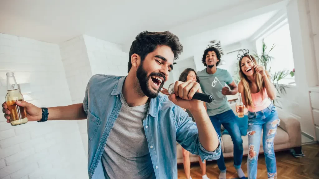 Amigos rindo em evento presencial, complementando o amor digital em 2025.