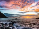 Pôr do sol vibrante em Fernando de Noronha, um dos destinos virais do TikTok 2025, com cores alaranjadas no céu