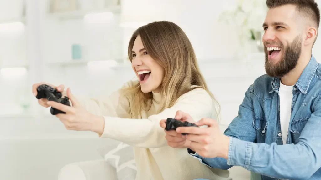 Casal jogando juntos, ilustrando a gamificação no amor digital para conexões mais fortes.