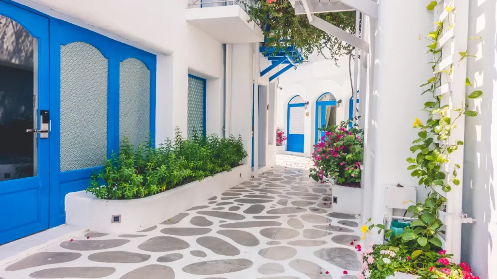 Casinhas brancas de Santorini, destino viral do TikTok, com cúpulas azuis