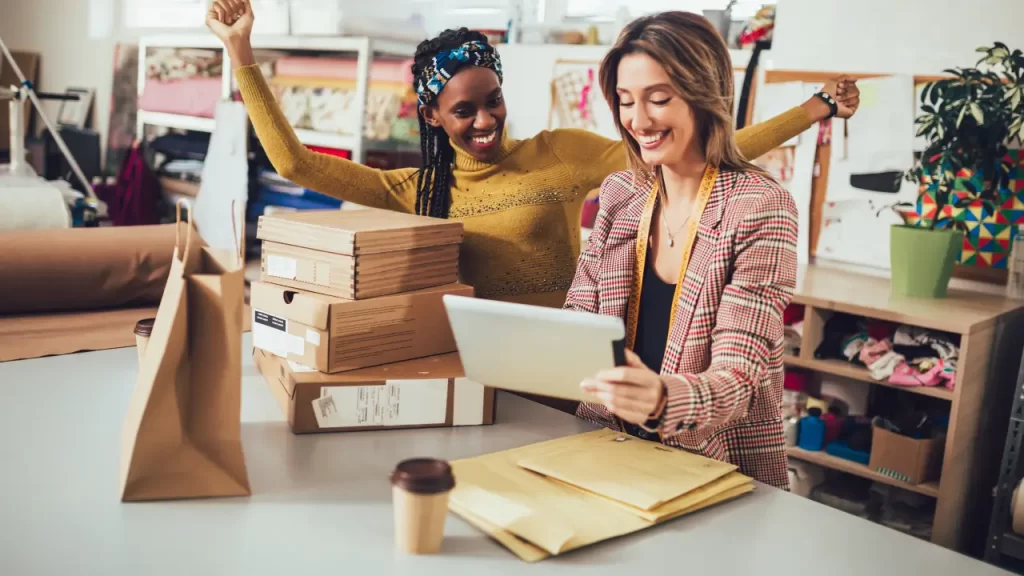 Microempreendedor individual sorrindo e celebrando o sucesso após a Declaração MEI 2025