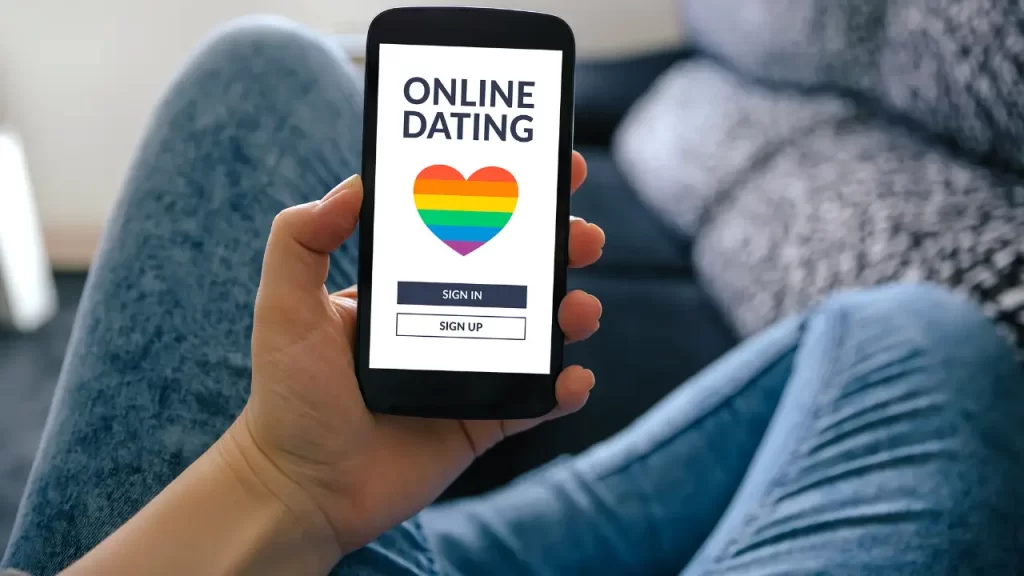 Pessoa entrando em aplicativo de namoro, otimizando a conexão real no amor digital.