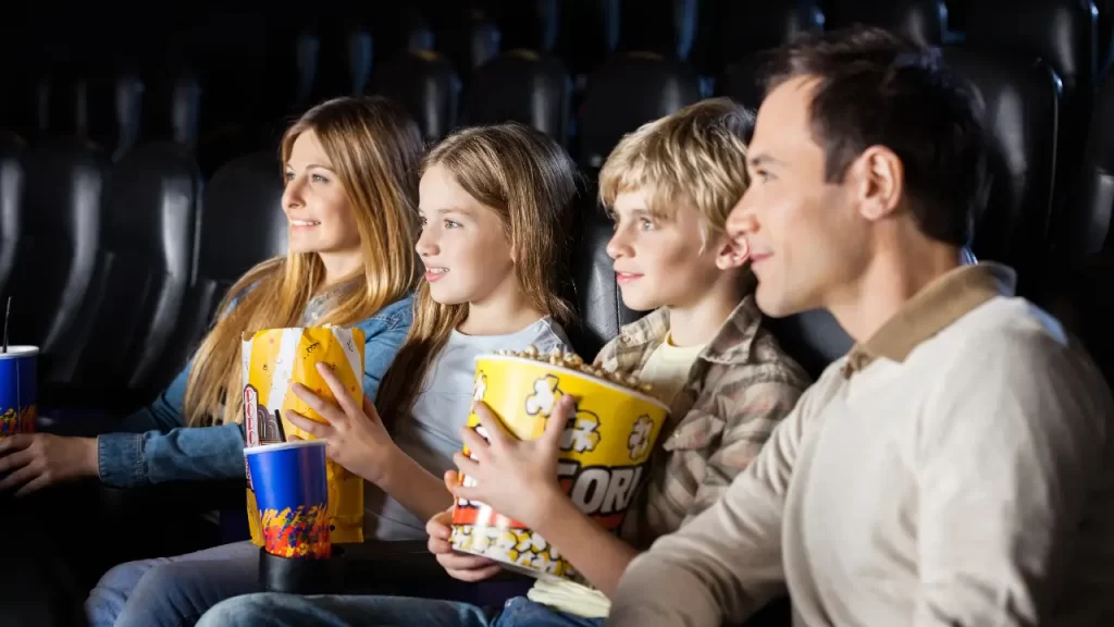 Família assistindo filmes inspiradores sobre fé para o impossível em 2025