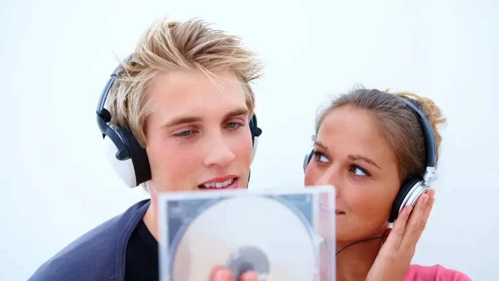 Fãs ouvindo o CD da Moon Music do Coldplay, lançado em 2024.
