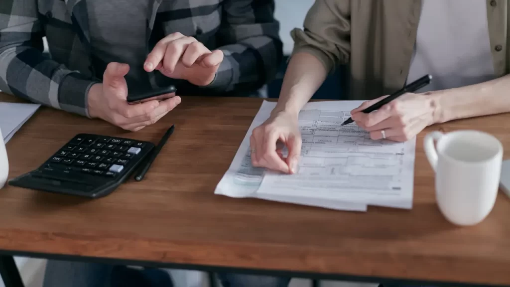 Família organizando comprovantes para declaração do Imposto de Renda 2025.