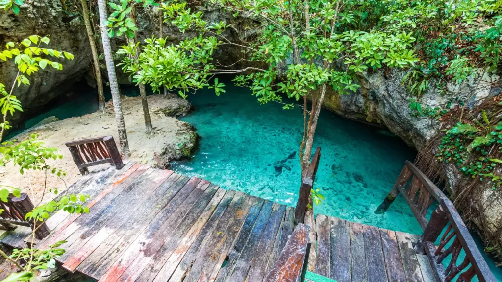 Cenote cristalino em Tulum, México, destaque entre os destinos virais do TikTok