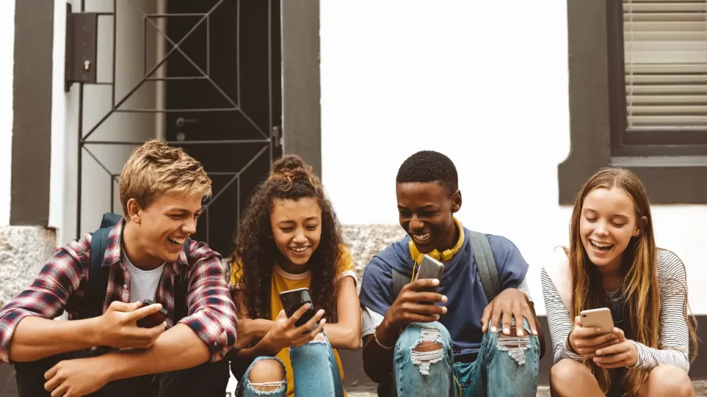 Grupo de amigos usando aplicativos de namoro para engajamento em 2025