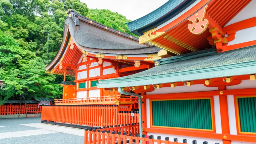 Corredores vermelhos do Templo Fushimi Inari, Kyoto, um dos destinos virais do TikTok