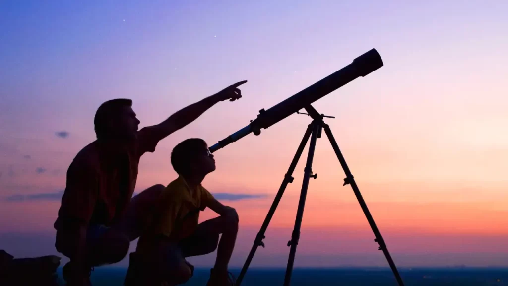Família observando o céu de Brasília, preparada para um meteoro