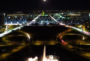 Céu á noite com o Congresso Nacional ao fundo, simbolizando a possibilidade de um meteoro hoje em Brasília DF