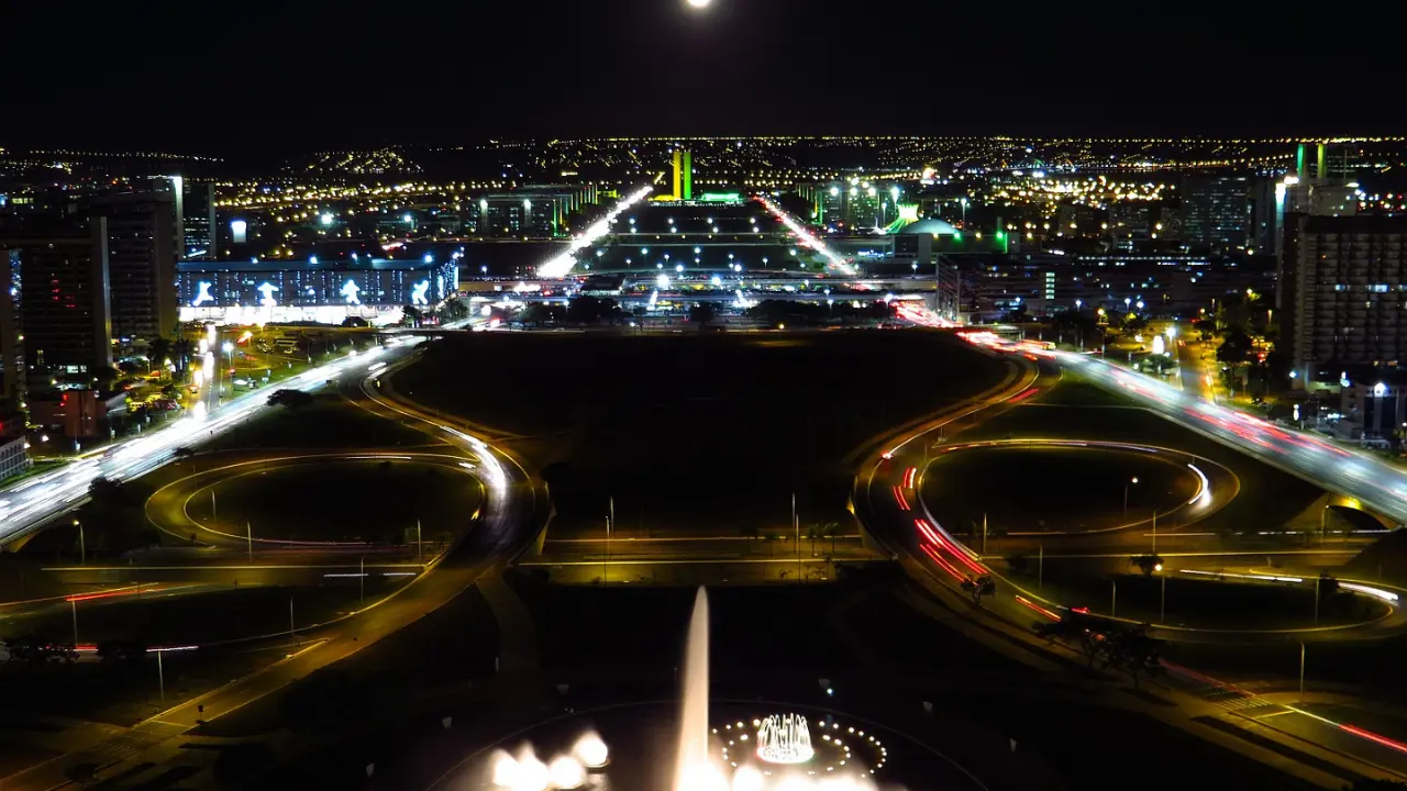 Céu á noite com o Congresso Nacional ao fundo, simbolizando a possibilidade de um meteoro hoje em Brasília DF