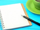 Caderno aberto com caneta para Diário da Manhã, prática de autoconhecimento em 2025.