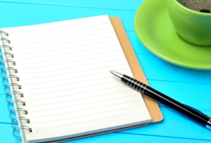 Caderno aberto com caneta para Diário da Manhã, prática de autoconhecimento em 2025.