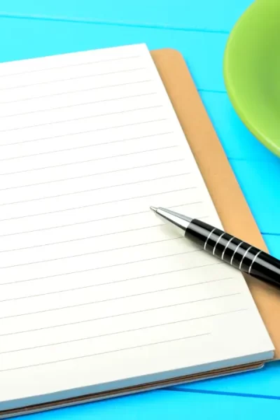 Caderno aberto com caneta para Diário da Manhã, prática de autoconhecimento em 2025.