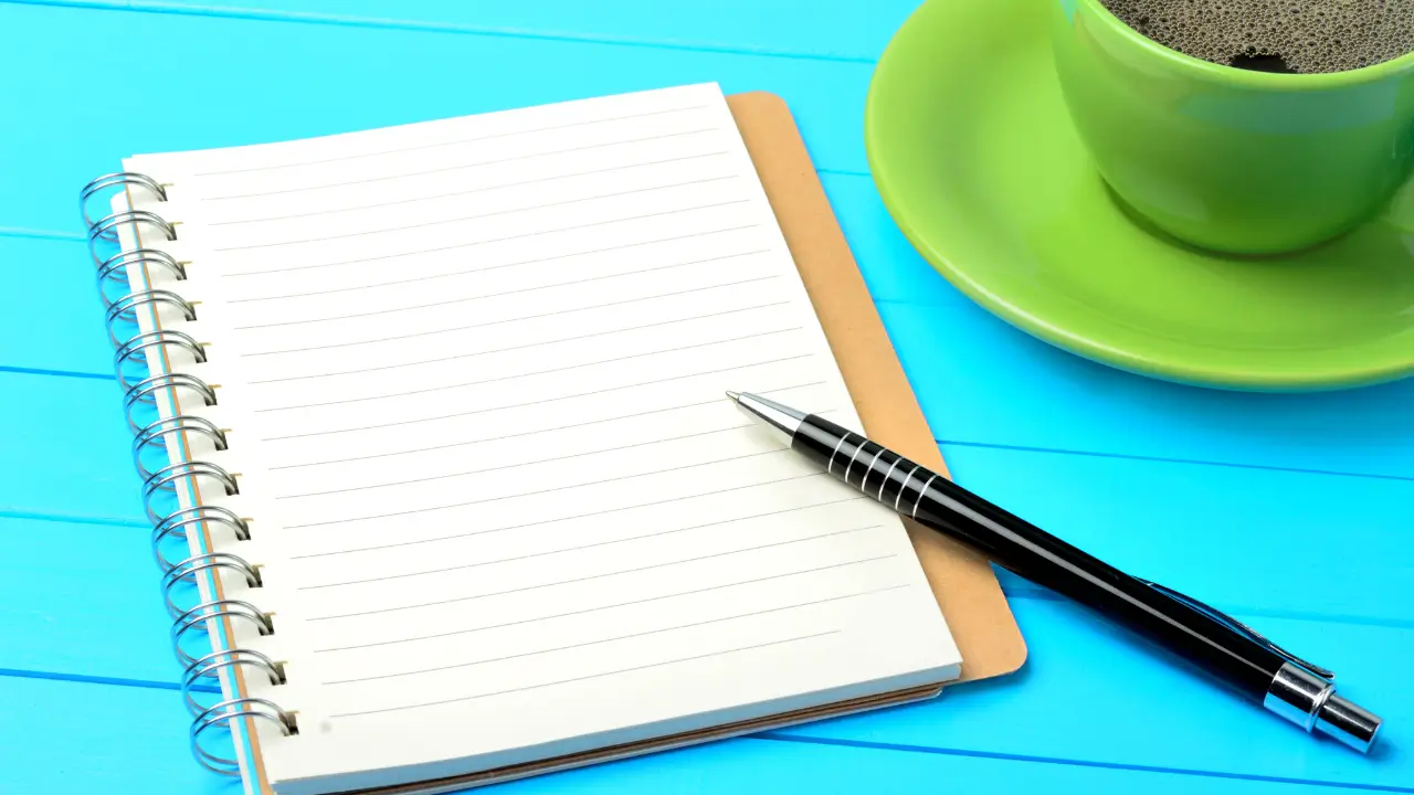 Caderno aberto com caneta para Diário da Manhã, prática de autoconhecimento em 2025.