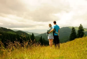 Casal conversando calmamente aplicando estoicismo no relacionamento