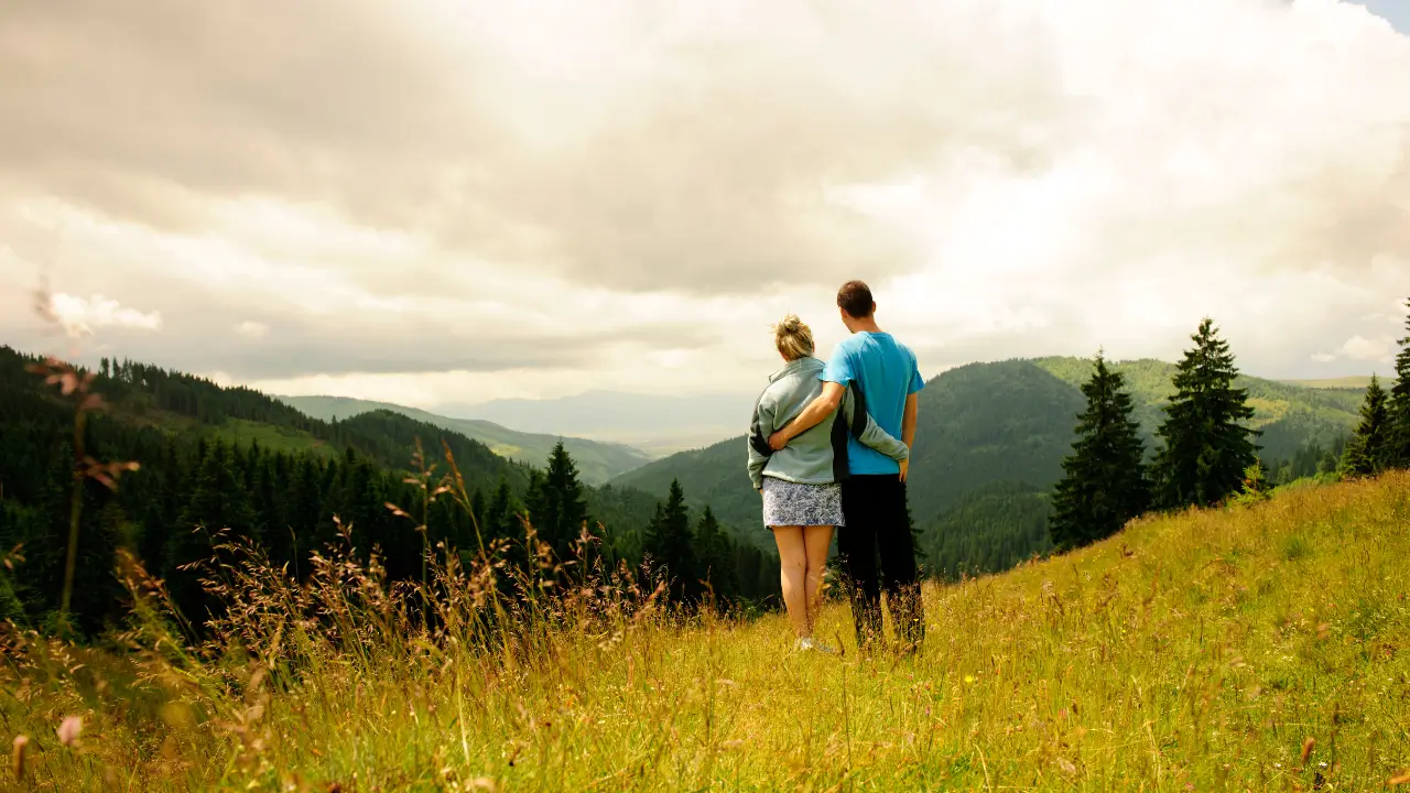 Casal conversando calmamente aplicando estoicismo no relacionamento