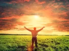 Pessoa orando em um ambiente tranquilo ao nascer do sol para devoção matinal em 2025.