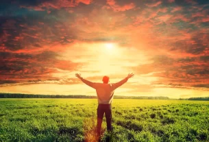 Pessoa orando em um ambiente tranquilo ao nascer do sol para devoção matinal em 2025.
