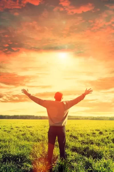 Pessoa orando em um ambiente tranquilo ao nascer do sol para devoção matinal em 2025.