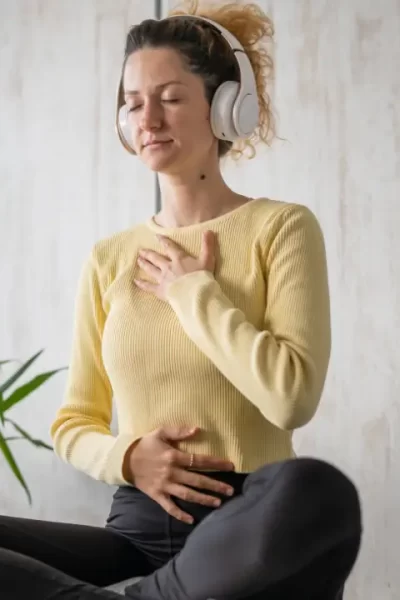 Pessoa meditando para praticar autocompaixão em 2025.