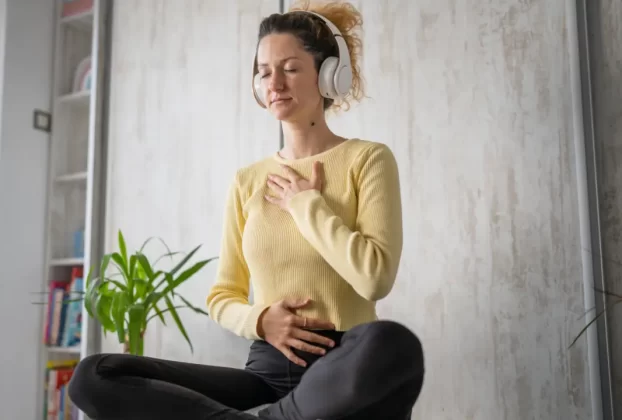 Pessoa meditando para praticar autocompaixão em 2025.