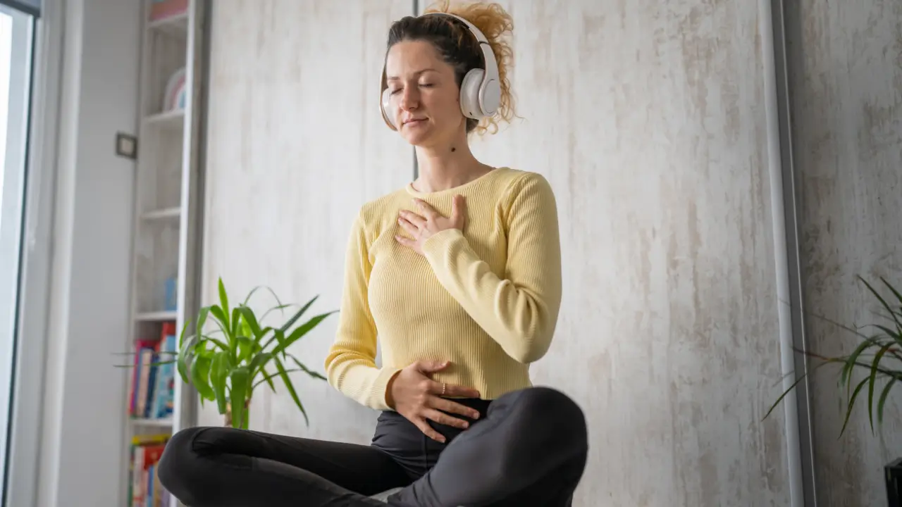 Pessoa meditando para praticar autocompaixão em 2025.