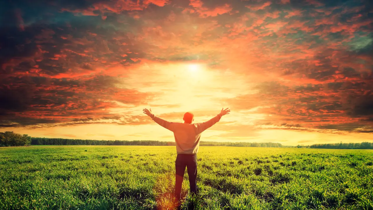 Pessoa orando em um ambiente tranquilo ao nascer do sol para devoção matinal em 2025.