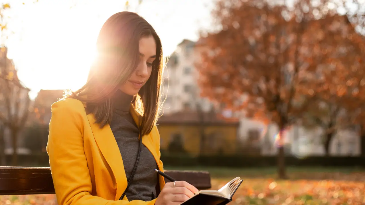 Pessoa anotando reflexões estoicas em caderno