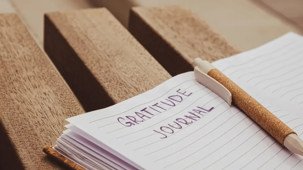 Caderno Moleskine para diário de autocompaixão em 2025.
