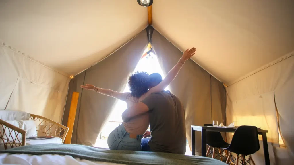 Tenda à beira-mar, ideal para glamping 2025 sustentável.