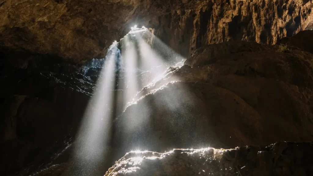 Caverna mística, destino de turismo espiritual.