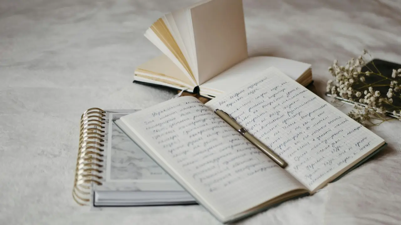 Um caderno aberto com anotações e uma caneta, em um cenário minimalista, simbolizando a definição de regras em um relacionamento aberto.