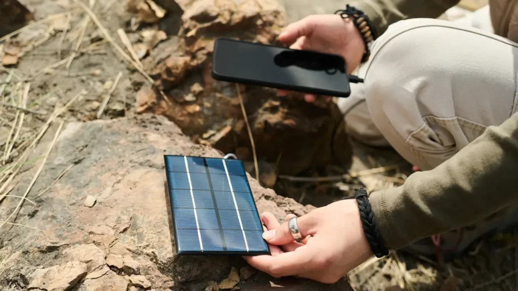 Carregador solar Alogo-z para glamping 2025, mantendo dispositivos carregados.